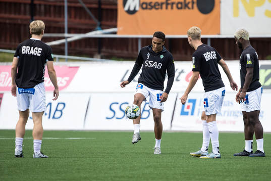 Brages spelare värmer upp innan fotbollsmatchen i