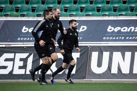 Domarna värmer upp innan fotbollsmatchen i Superettan