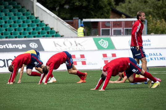 Östers spelare värmer upp innan fotbollsmatchen i