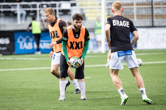 Brages spelare värmer upp innan fotbollsmatchen i