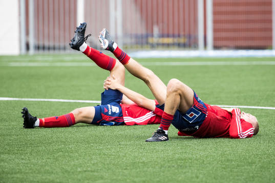 Östers spelare värmer upp innan fotbollsmatchen i