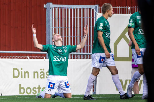 Brages Christopher Redenstrand jublar