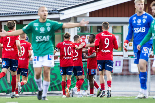 Östers Manasse Kusu jublar med lagkamrater