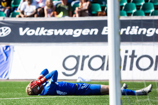 Brages målvakt Viktor Frodig deppar