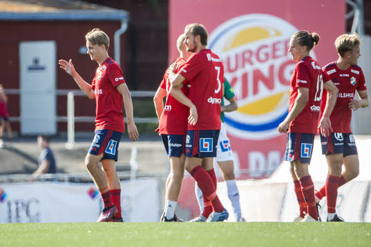 Östers spelarna jublar