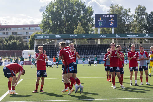 Östers spelarna jublar