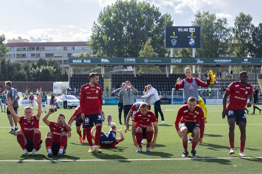 Östers spelarna jublar