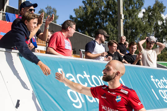 Östers Sebastian Hedlund  jublar med fansen