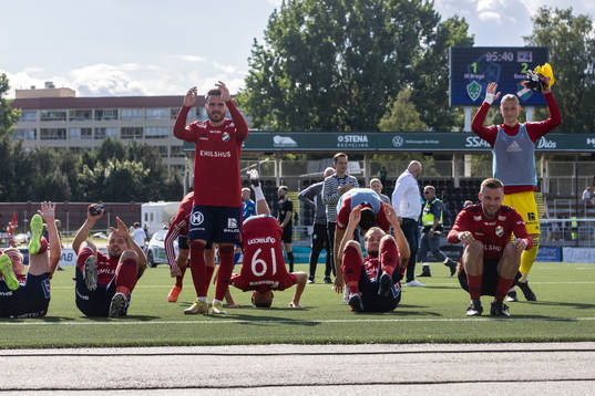 Östers spelarna jublar