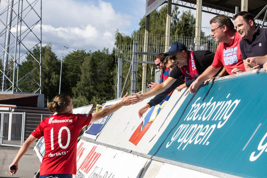 Östers Jesper Jonasson Westermark jublar med fansen