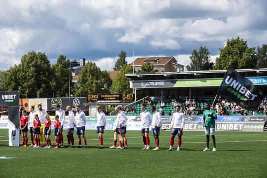 Lineup Östers spelare innan fotbollsmatchen i Superettan