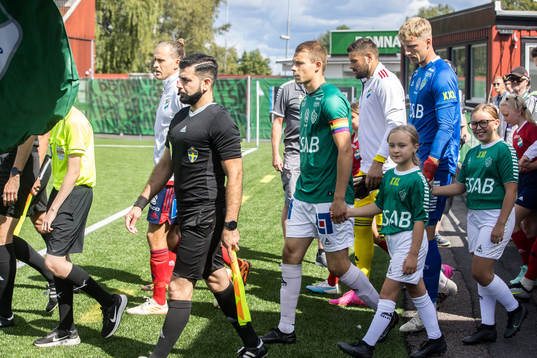 inmarsch Brages Alexander Zetterström och målvakt Viktor
