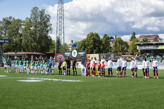 Lineup Brages och Östers innan fotbollsmatchen i