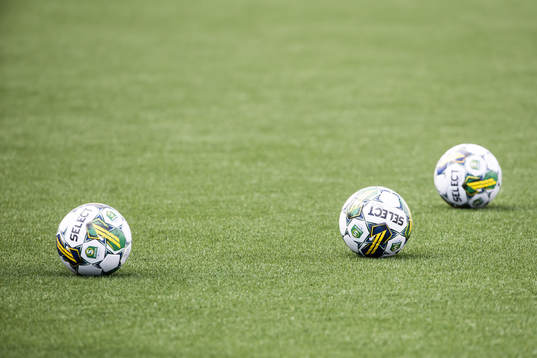Matchbollar innan fotbollsmatchen i Superettan mellan Brage