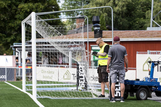 Funktionärer lagar målet innan fotbollsmatchen i