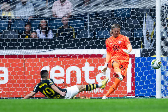 AIKs Dino Besirovic och Malmö FFs målvakt Johan Dahlin