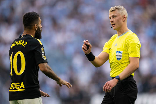 AIKs Jimmy Durmaz reagerar mot Domare Adam Ladebäck