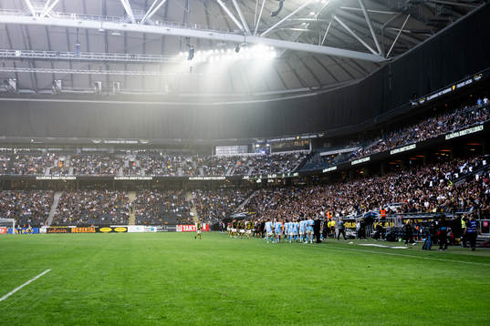 Matchen avbryts tillfälligt på grund av att supportrar