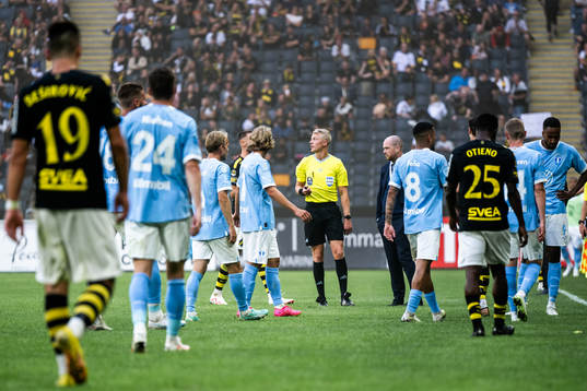 Domare Adam Ladebäck avbryter matchen tillfälligt på