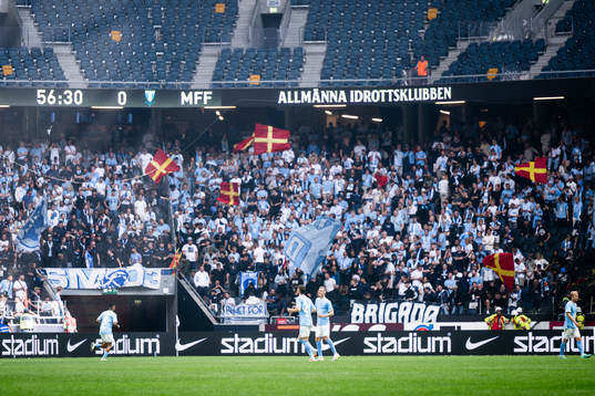 Malmö FFs Lasse Nielsen och Sebastian Jörgensen  värmer