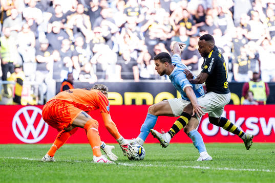 AIKs Abdussalam Magashy mot Malmö FFs målvakt Johan