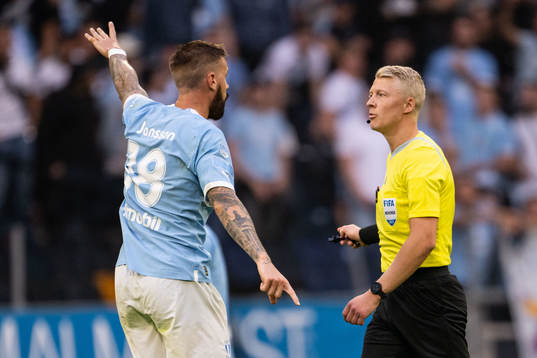 Malmö FFs Pontus Jansson reagerar mot Domare Adam Ladebäck