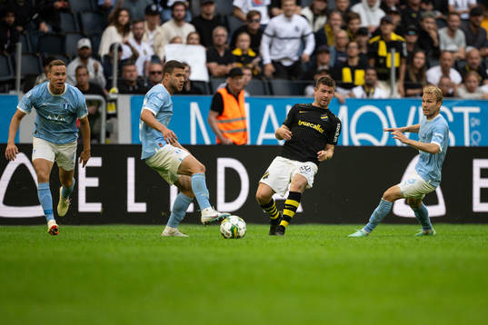 AIKs Anton Salétros mot Malmö FFs Niklas Moisander,