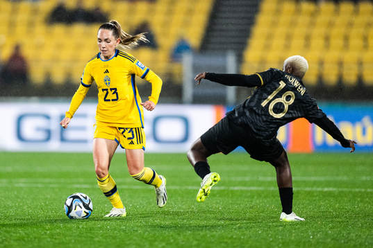 Elin Rubensson of Sweden and Sibulele Holweni of South