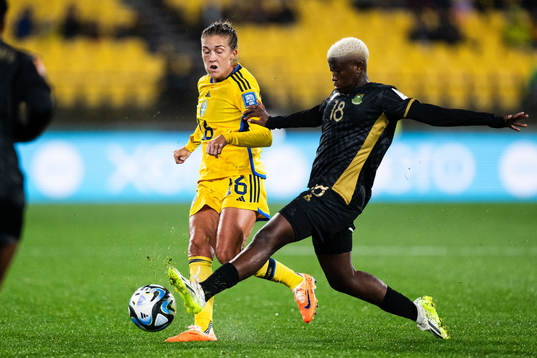 Filippa Angeldahl of Sweden and Sibulele Holweni of South