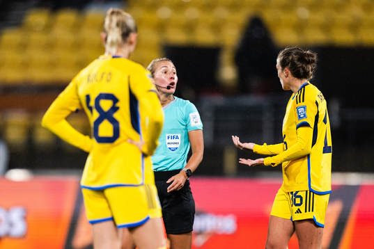 Referee Ekaterina Koroleva and Filippa Angeldahl of Sweden