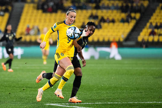 Kosovare Asllani of Sweden and Bongeka Gamede of South