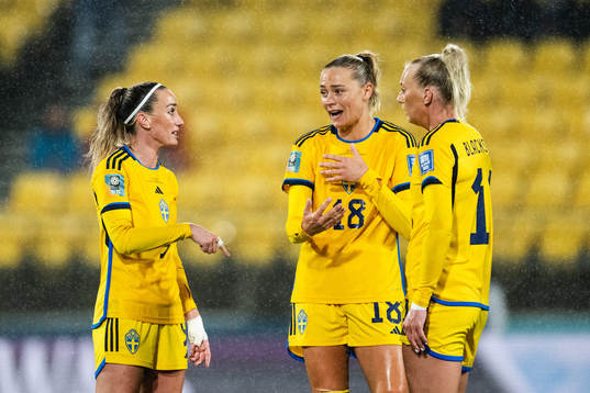 Kosovare Asllani, Fridolina Rolfö and Stina Blackstenius