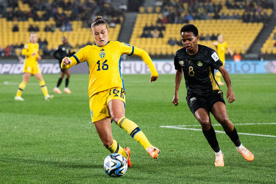 Filippa Angeldahl of Sweden and Hildah Magaia of South