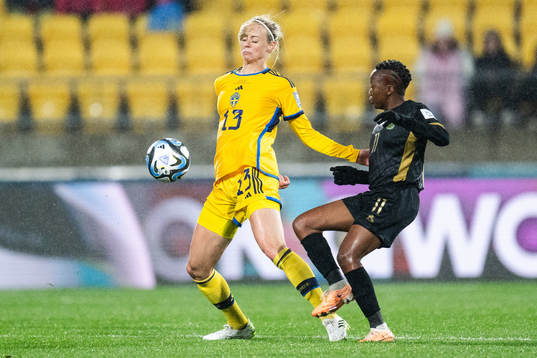 Amanda Ilestedt of Sweden and Thembi Kgatlana of South