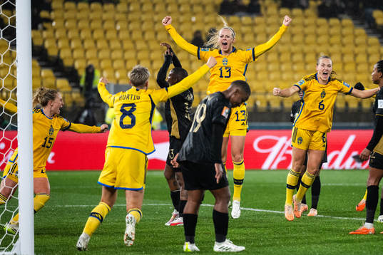 Amanda Ilestedt of Sweden celebrate with team mates