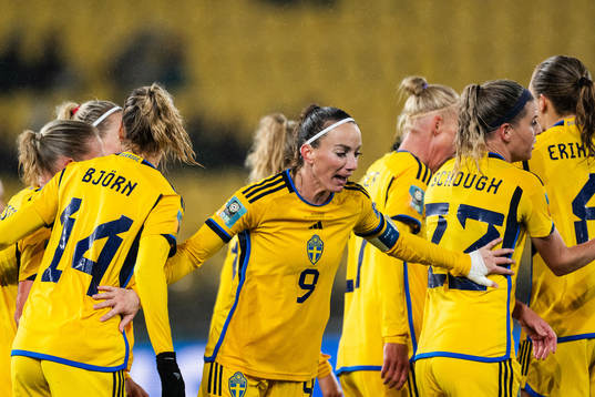 Kosovare Asllani celebrate with team mates