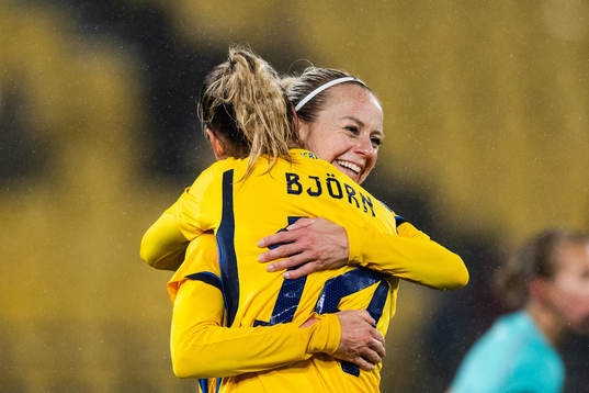 Nathalie Björn celebrate with Amanda Ilestedt of Sweden