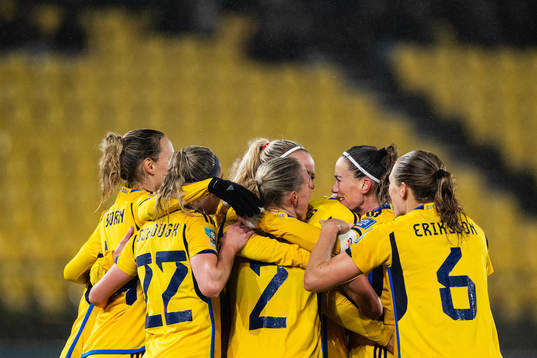 Amanda Ilestedt of Sweden celebrate with team mates
