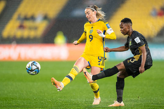 Kosovare Asllani of Sweden and Bongeka Gamede of South