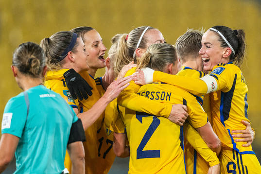 Amanda Ilestedt (middle) celebrates with Olivia Schough,