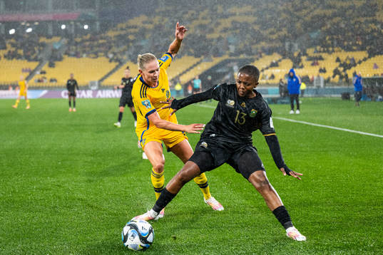 Jonna Andersson of Sweden and Bambanani Mbane of South
