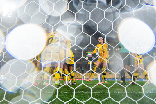 Kosovare Asllani and team mates of Sweden celebrate