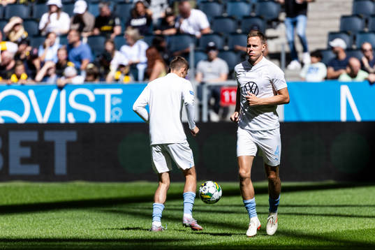 Malmö FFs Niklas Moisander värmer upp