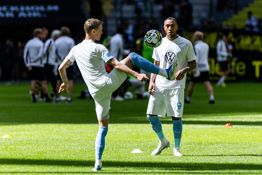 Malmö FFs Derek Cornelius värmer upp