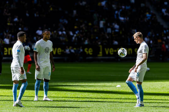 Malmö FFs Derek Cornelius och Søren Rieks värmer upp