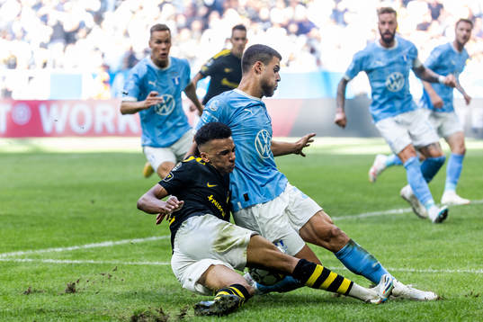 AIKs Rui Modesto och Malmö FFs Gabriel Busanello