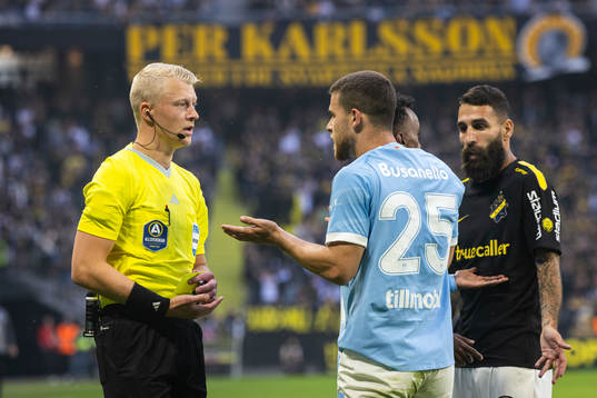 Malmö FFs Gabriel Busanello pratar med Domare Adam