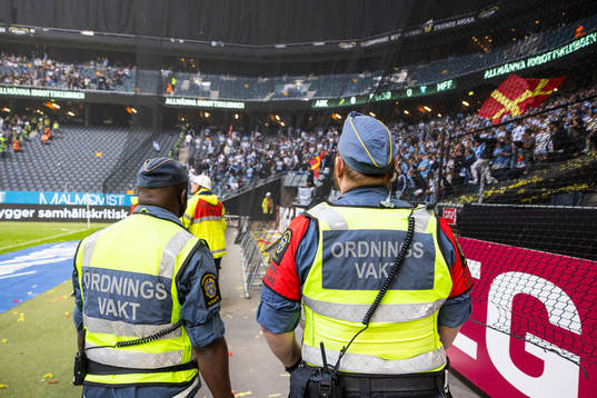 Ordnings väktarna tittar på Malmö FFs supportrarna