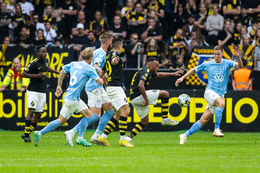 AIKs Erick Otieno och Malmö FFs Niklas Moisander