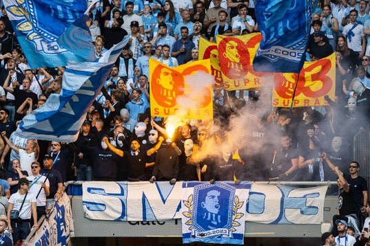 Malmö FFs supportrar med flaggor